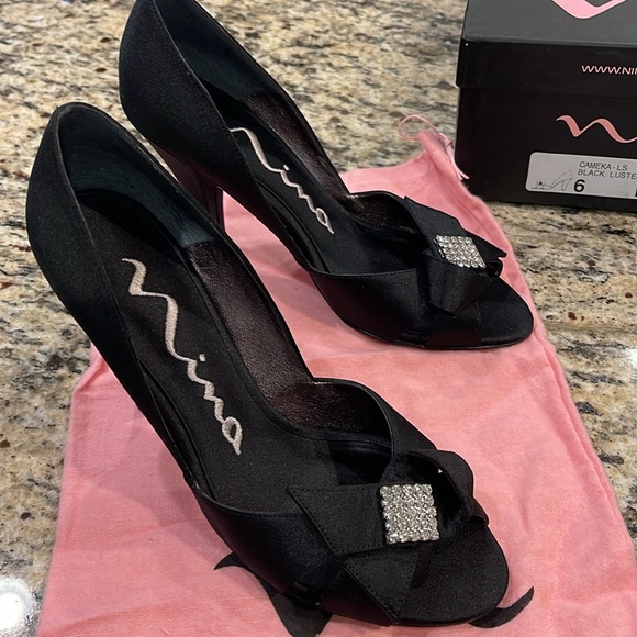 Nina brand, size 6, black open toe dressy 3” heels, bow with rhinestone on top. - Picture 4 of 8